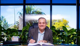 Ronaldo Lessa assume governo e embarca para Brasília para discutir o 'tarifaço' de Trump