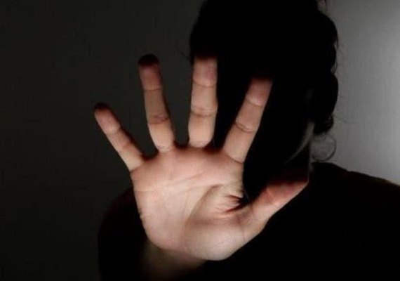 Homem ameaça mulher, joga os pertences dela na rua, danifica viatura e é preso em Satuba