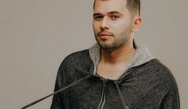 De férias em Maceió, Super Odair divulga o seu trabalho