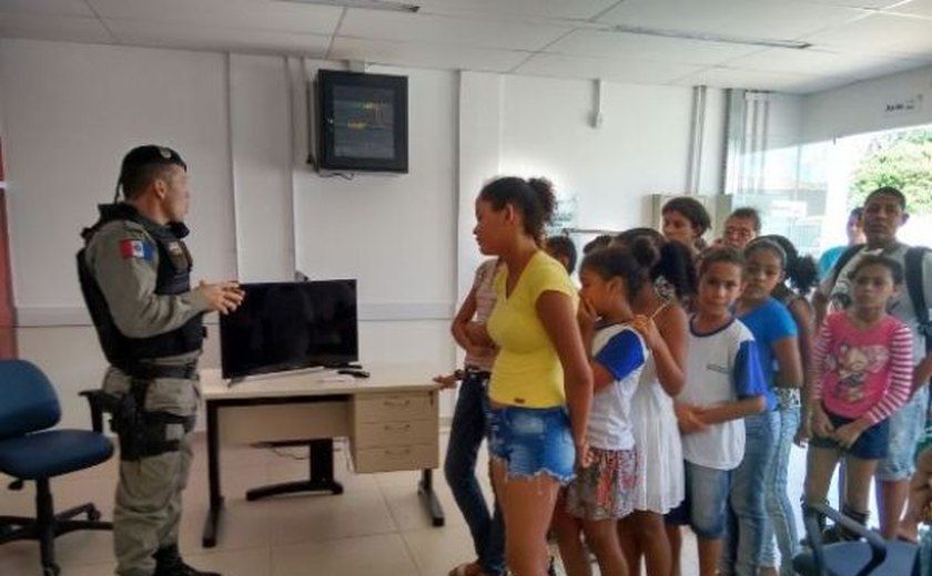 Polícia Militar promove visita de estudantes ao Cisp de Cajueiro