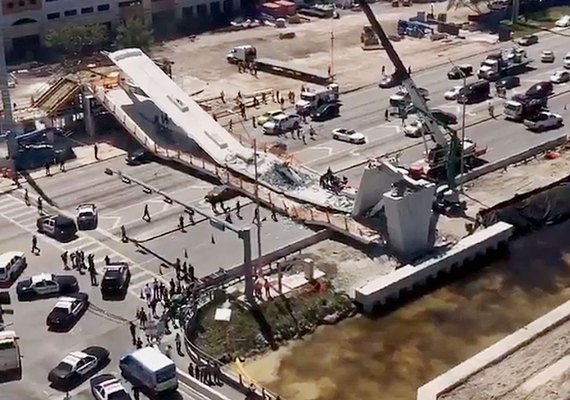 Passarela de pedestres próxima a universidade cai sobre avenida em Miami