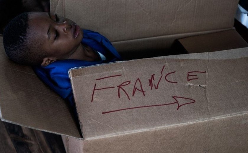 Criança é vista em caixa com a palavra 'França' em navio de migrantes recusado pela Itália