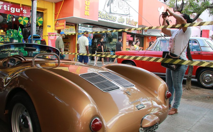 Exposição chama atenção de apaixonados por carros antigos