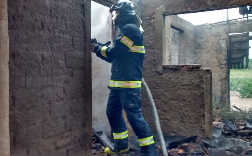 Homem toca fogo e destrói residência na zona rural de Santana do Ipanema