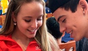 Atriz Larissa Manoela e Thomaz Costa trocam alianças de compromisso