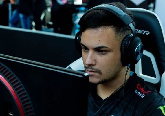 Gamer que tomava 3 litros de refrigerante por dia desenvolve osteoporose aos 21 anos