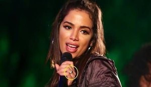 Em show, Anitta exibe aliança após assinar documento de união estável