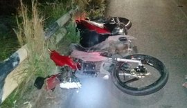 Duas pessoas ficam feridas em colisão entre carro e moto na rodovia AL-101