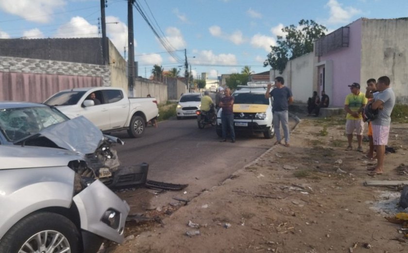 Três pessoas ficam feridas em colisão envolvendo dois carros em Arapiraca