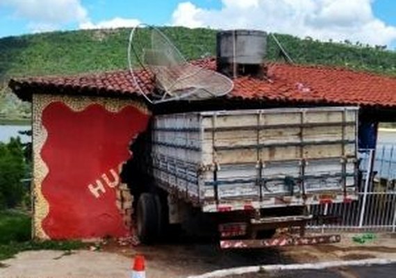 Caminhão desgovernado invade bar em avenida