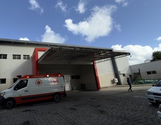 Mulher tem 70% do corpo queimado após incêndio em residência no Benedito Bentes