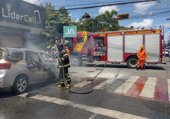 Veículo pega fogo em praça pública no Centro de Arapiraca