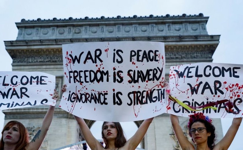 Femen denuncia 'criminosos de guerra' entre convidados para celebrar armistício em Paris