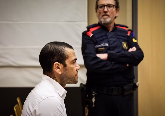 Daniel Alves é condenado a 4 anos e 6 meses de prisão por estupro
