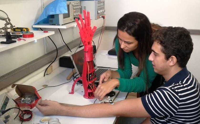 Universitários do Rio criam prótese para amputados de membro superior
