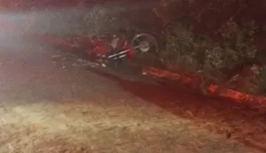 Adolescente de 16 anos morre em colisão de moto com viatura da polícia