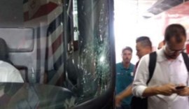 Ônibus do Corinthians é vandalizado em chegada ao Morumbi