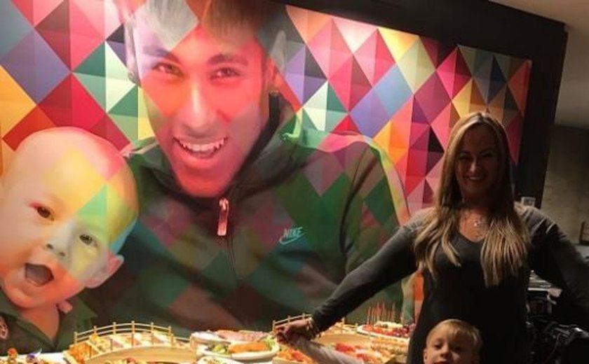 Neymar ganha festa de aniversário em família pelos 25 anos