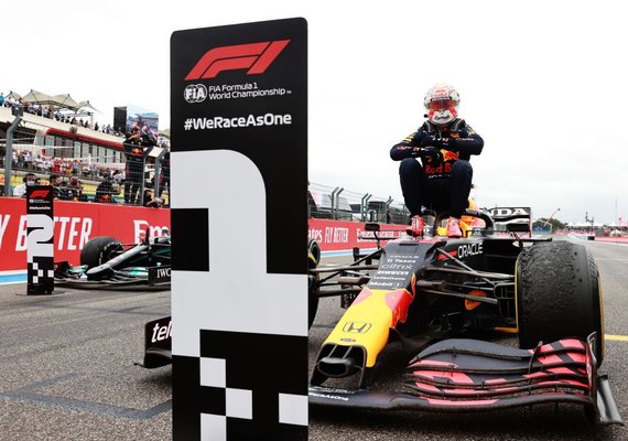 Verstappen passa Hamilton na penúltima volta e vence o Grande Prêmio da França