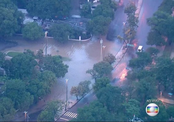 Tubulação da Cedae se rompe e forma 'piscina' na Gávea, Zona Sul do Rio