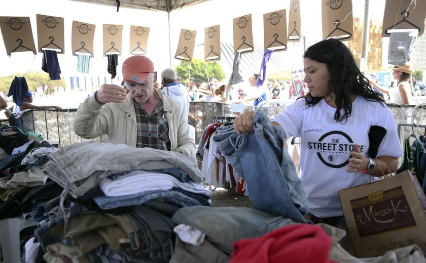 Campanha monta loja por um dia e doa roupas a 500 moradores de rua