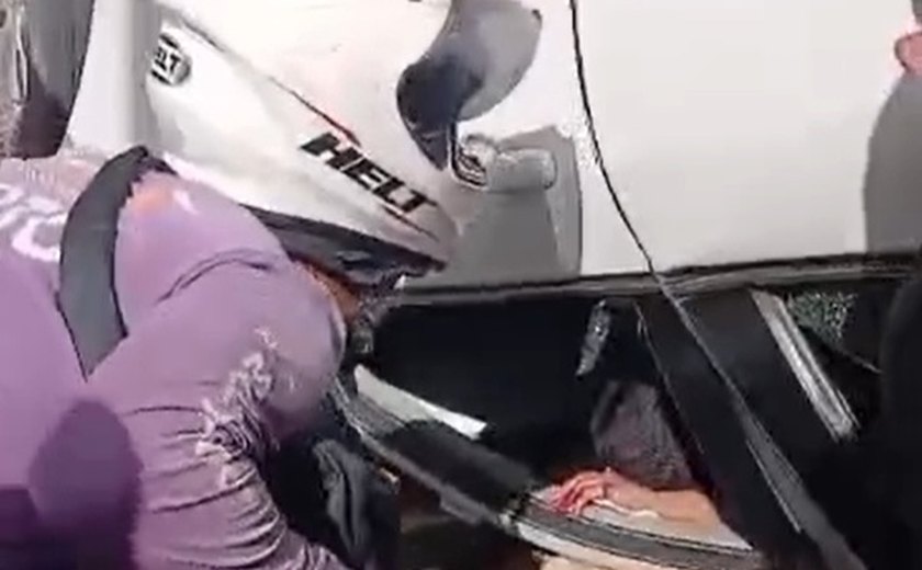 Carro capota e motorista fica preso às ferragens na Santa Amélia