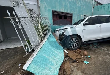Motorista perde controle e colide com muro de residência em Arapiraca