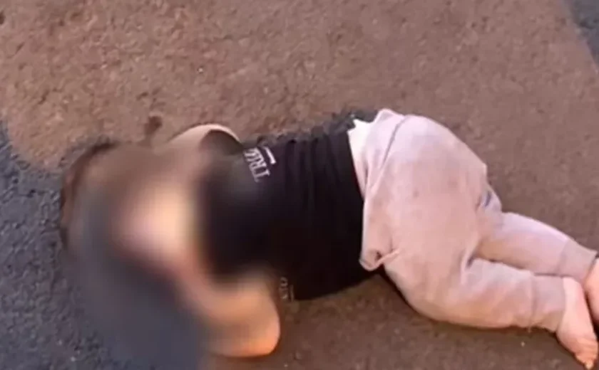 Bebê é encontrado sozinho na rua apenas de pijama e sujo em cidade do Rio Grande do Sul