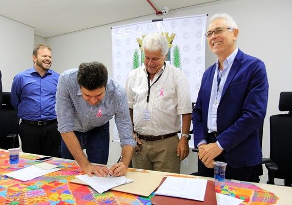 Prefeito Rui Palmeira assina 102 contratos de serviços à saúde