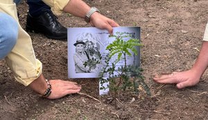 Semarh planta árvore em homenagem a Anita Studer