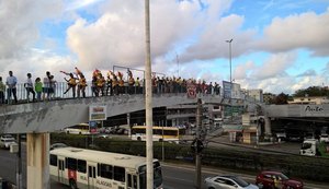 Maio Amarelo: Fanfarra incentiva pedestres a utilizarem passarela