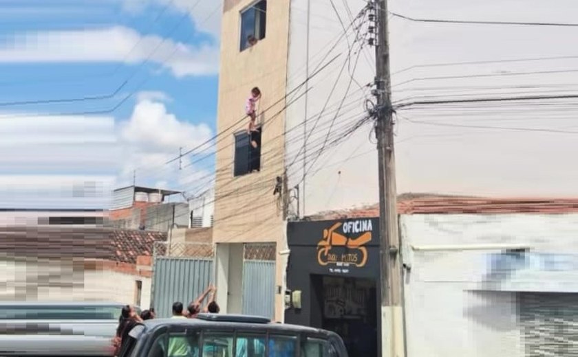'Pensei nos meus filhos', diz policial que salvou menina pendurada em fios de alta tensão
