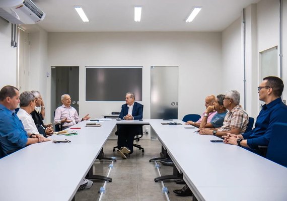 Vice-Governador Ronaldo Lessa recebe lideranças na Sala de Monitoramento