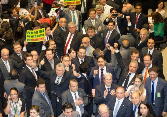 Com várias ocupações, apenas três parlamentares alagoanos votam contra a PEC 241