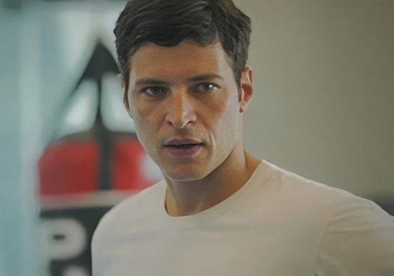 Marino muda de vida drasticamente para conquistar Lucinda em 'Terra e Paixão'