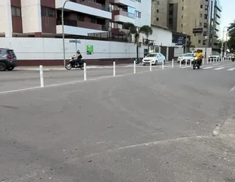DMTT instala nova sinalização na curva da Jatiúca para aumentar segurança no trânsito em Maceió