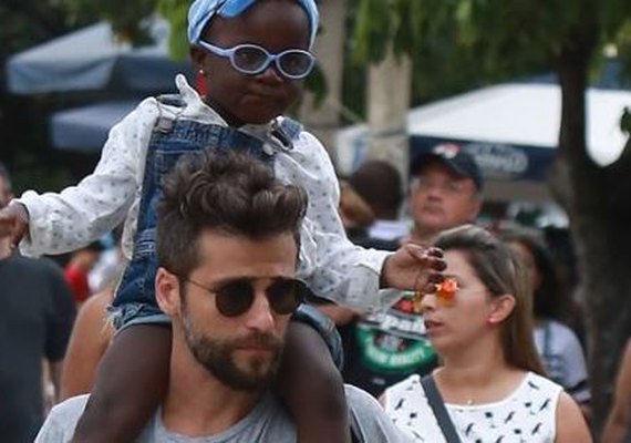 Bruno Gagliasso dispensa novela das nove para se dedicar à filha, Títi, em 2017
