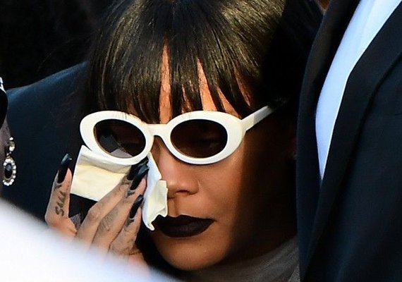 Rihanna se emociona e vai às lágrimas no enterro do primo