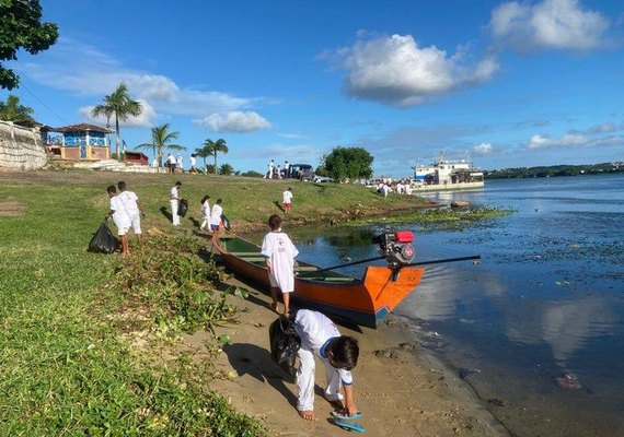 Ufal Penedo e grupo de capoeira fazem limpeza das margens do São Francisco