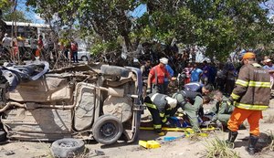 Carro capota em trecho da BR-316 e dois ficam feridos após colisão em árvore