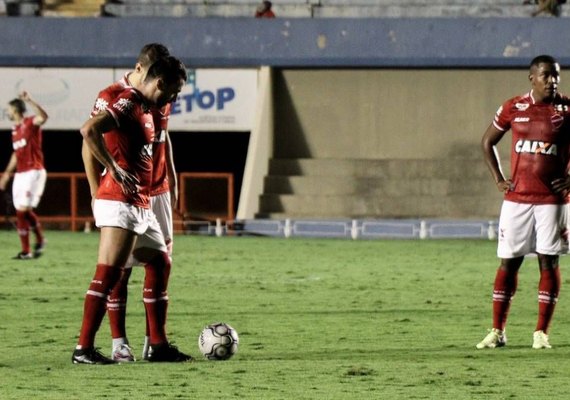 CRB empata em 0 a 0 com Vila Nova no Serra Dourada e segue no Z4