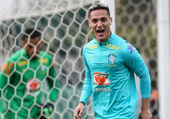 Tite esboça seleção com possível estreia de Antony entre os titulares