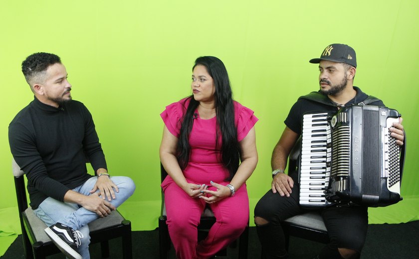 Cantora do interior de AL é descoberta em show de calouros em praça pública