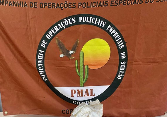 PM apreende drogas e simulacro de arma de fogo durante abordagens em Delmiro Gouveia e Arapiraca