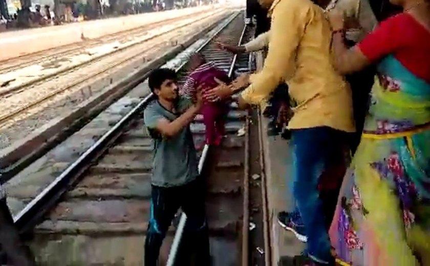 Bebê cai em trilho de trem na Índia e escapa ilesa após passagem do veículo