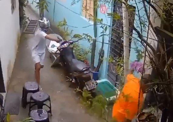 Câmera de segurança flagra assassinato em vila no Jacintinho