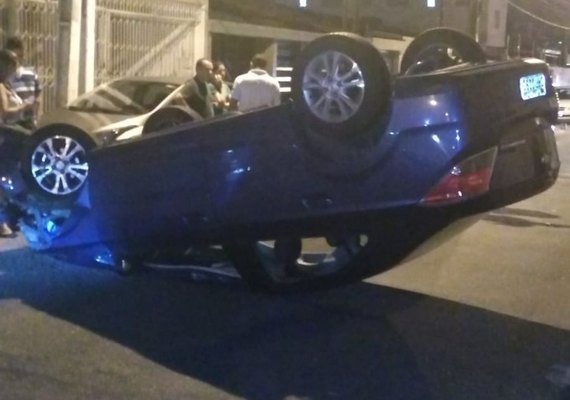 Carro colide com veículo estacionado e acaba capotando na Pajuçara