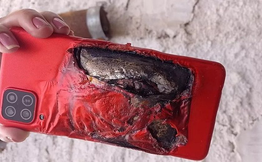 Celular explode enquanto criança de 6 anos assistia vídeo