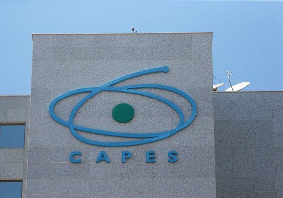 Capes oferece mais de 61 mil bolsas para formação de professores