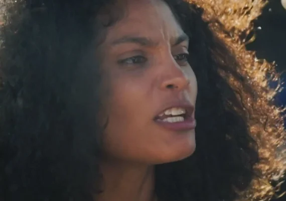 Aline vira o cão, ensaia versão assassina e busca vingança após ficar na miséria em 'Terra e Paixão'